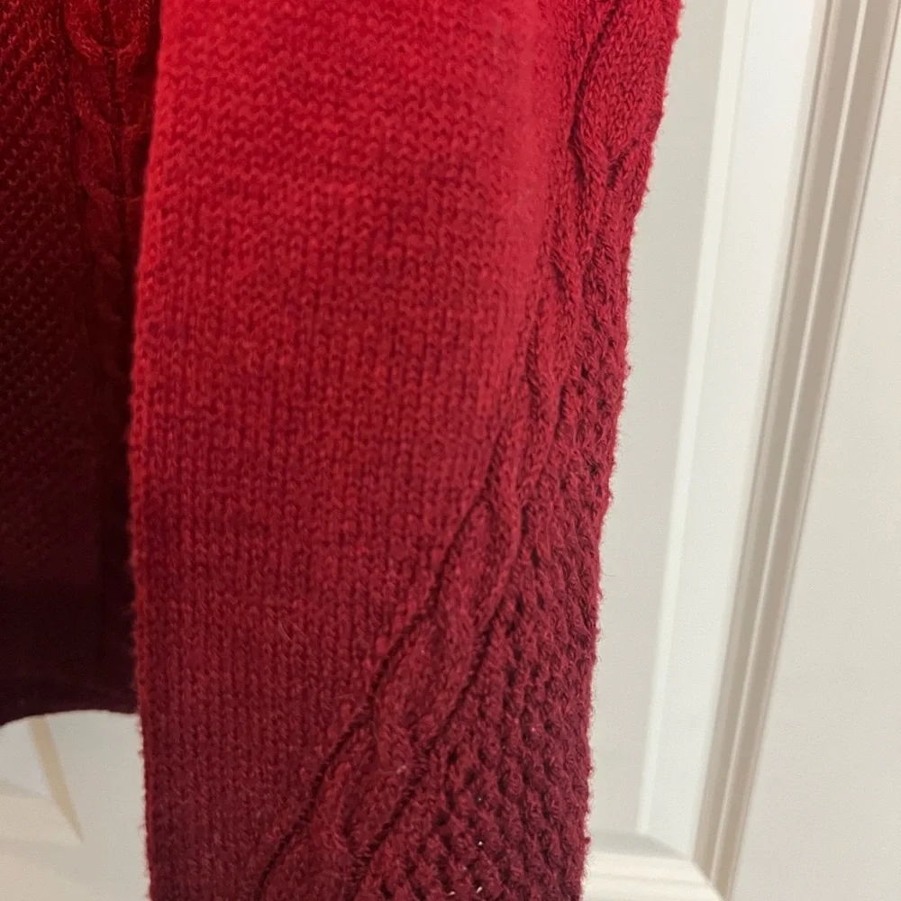 American Eagle red ombré cable knit long sleeve sweater.